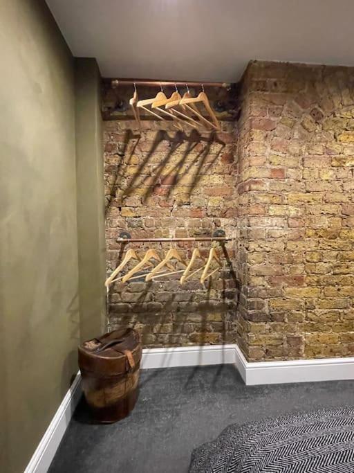 Exposed Brick Flat Finsbury Park Londres